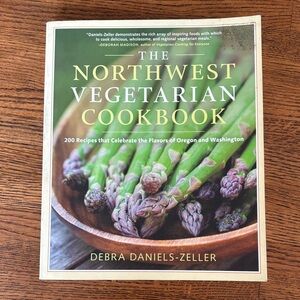 The Northwest Vegetarian Cookbook by Debra Daniels-Zeller - Green Cover